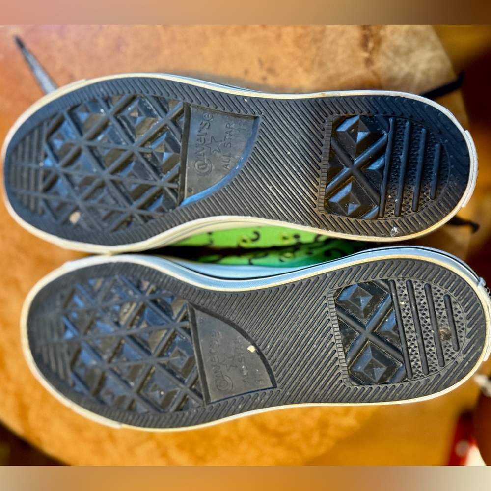 Converse Riddler/Batman shoes - Picture 2 of 4